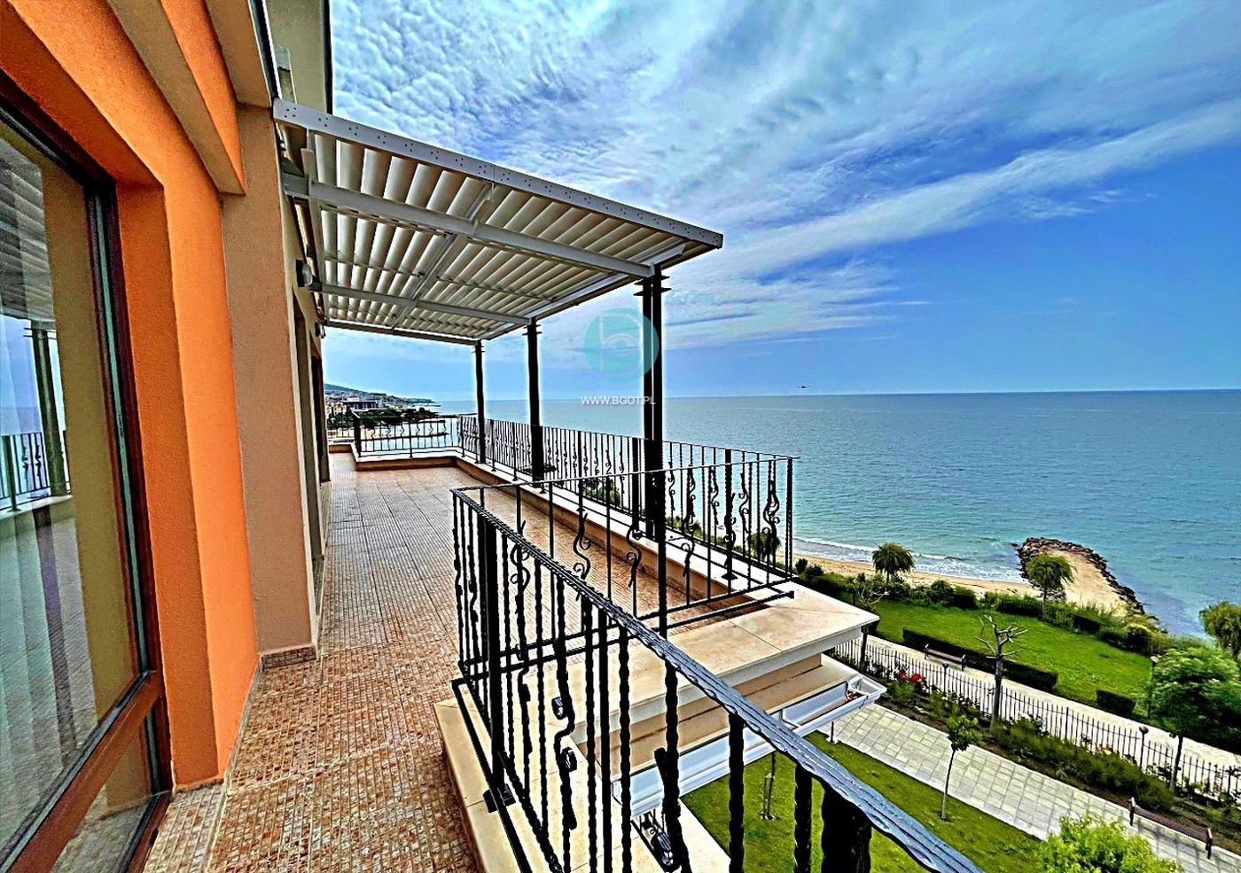CZTEROPOKOJOWY PENTHOUSE Z TARASEM I FRONTALNYM PANORAMICZNYM WIDOKIEM NA MORZE W PREMIER FORT SVETI VLAS