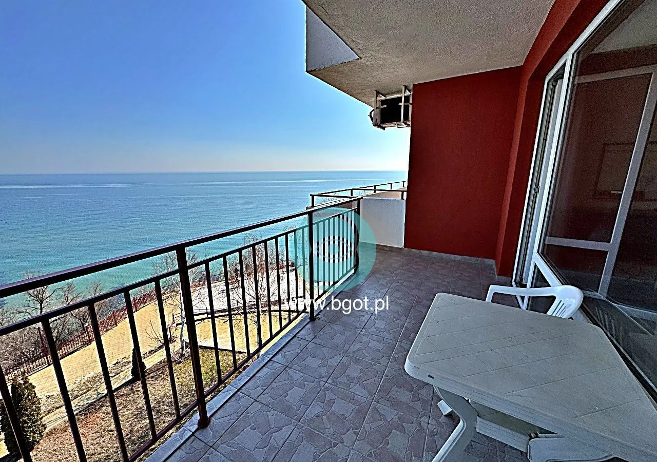KAWALERKA Z FRONTALNYM WIDOKIEM NA MORZE W PANORAMA FORT BEACH SVETI VLAS