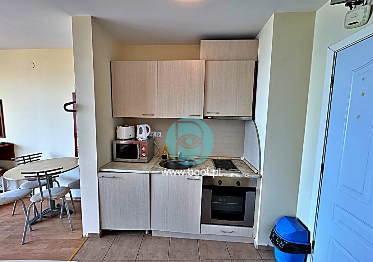 KAWALERKA Z FRONTALNYM WIDOKIEM NA MORZE W PANORAMA FORT BEACH SVETI VLAS — zdjęcie 3