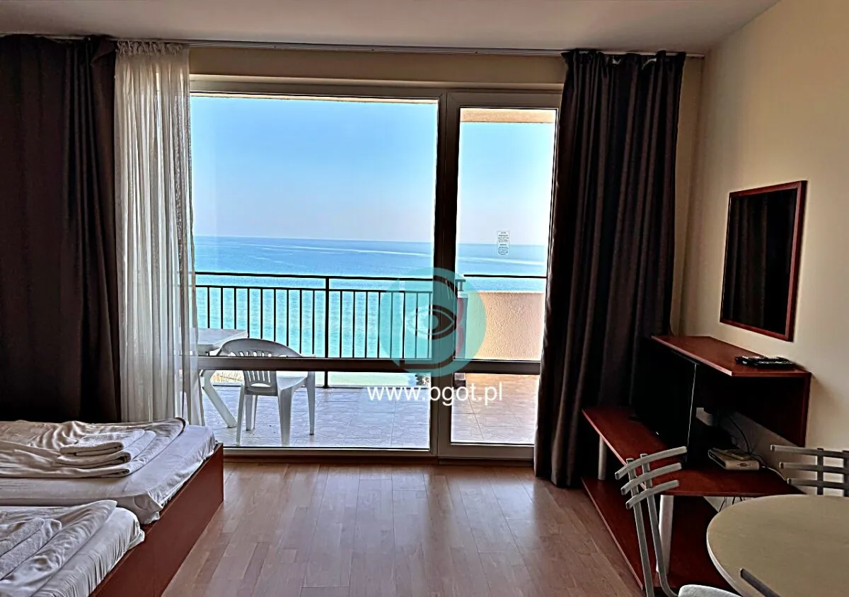 KAWALERKA Z FRONTALNYM WIDOKIEM NA MORZE W PANORAMA FORT BEACH SVETI VLAS — zdjęcie 5