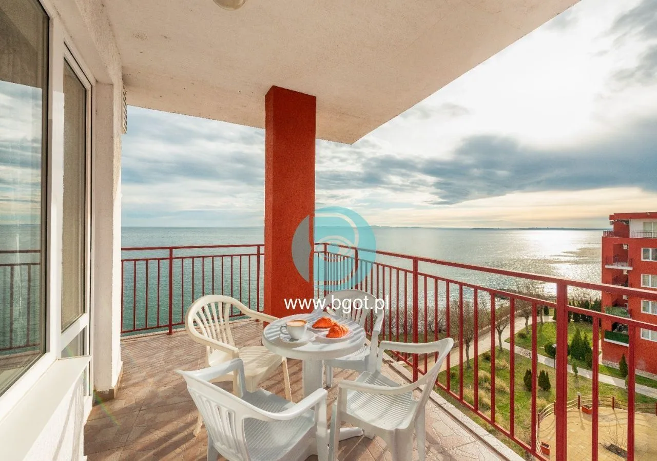 TRZYPOKOJOWE MIESZKANIE Z FRONTALNYM WIDOKIEM NA MORZE W PANORAMA FORT BEACH SVETI VLAS